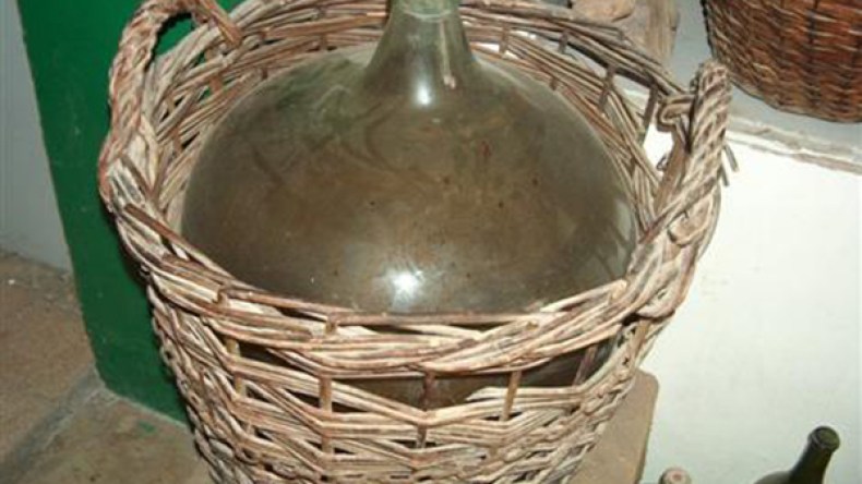 “أشبايلي” لحفظ  الزيت وتحضير أكلات تقليدية يوم عصر الزيتون بقرى البويرة