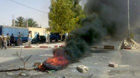 سكان قرية بوطمينة ينتفضون بإضرام النار في العجلات المطاطية