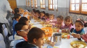 متخوفة على ابني من الأكل المدرسي… كيف أتصرف؟