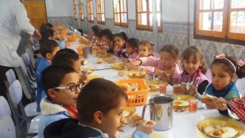 متخوفة على ابني من الأكل المدرسي… كيف أتصرف؟