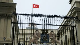 متظاهرون أتراك يُنزلون علم هولندا من على قنصليتها بإسطنبول