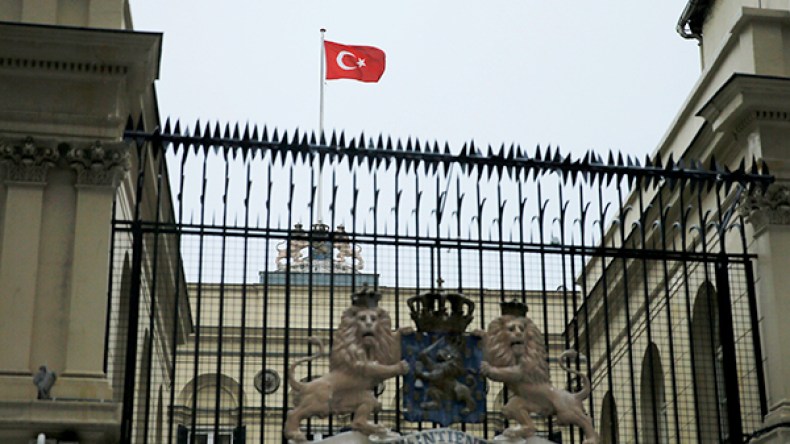 متظاهرون أتراك يُنزلون علم هولندا من على قنصليتها بإسطنبول