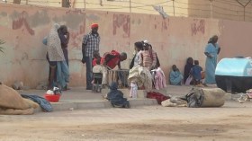 مهاجرون أفارقة يأوون أُما بلا مسكن في الوادي