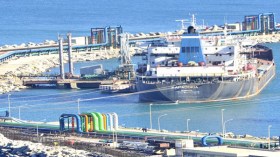صعوبة في جرّ الباخرة الأجنبية الجانحة في ميناء سكيكدة