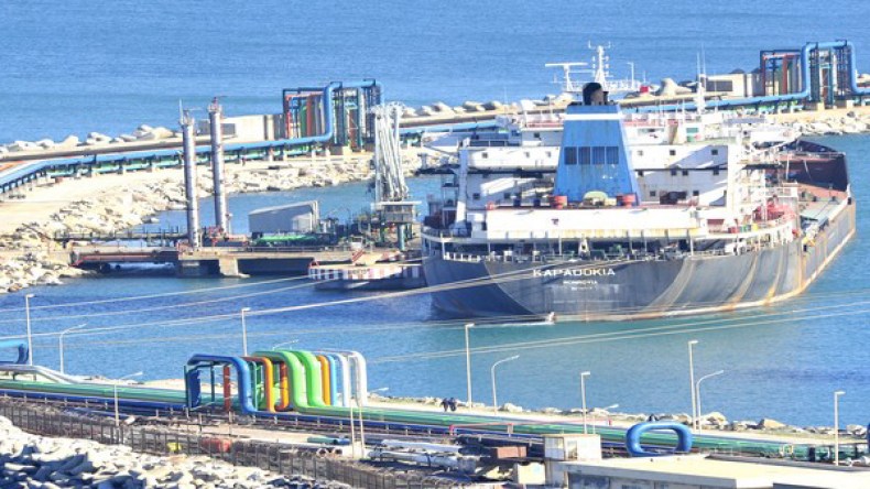 صعوبة في جرّ الباخرة الأجنبية الجانحة في ميناء سكيكدة
