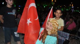 عجوز تركية عمرها 113 عاماً تتظاهر دعماً للديمقراطية ورفضاً للعسكر