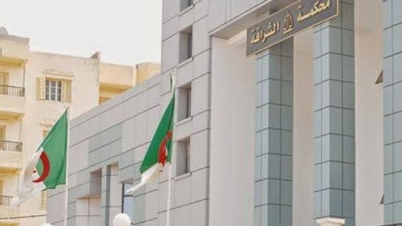 عجوز تحاول إدخال ابنها السليم إلى مصحة عقلية