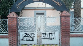 غاضبون يغلقون مقر بلدية بالسلاسل ويهددون بحرقها في أم البواقي