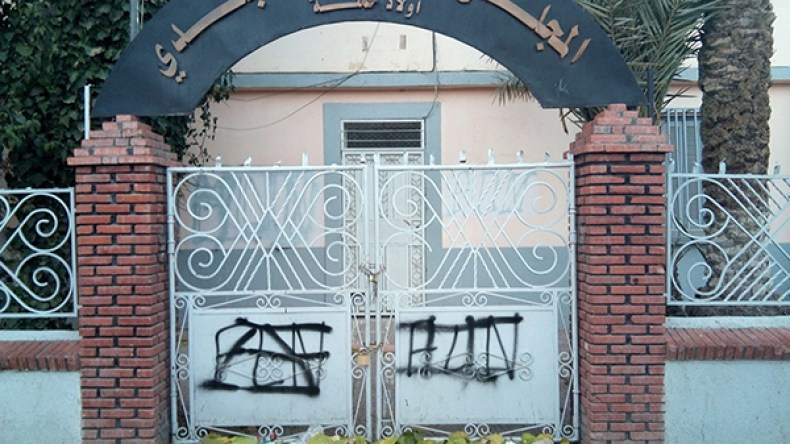 غاضبون يغلقون مقر بلدية بالسلاسل ويهددون بحرقها في أم البواقي