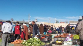 تجار يفرضون منطقهم ويغلقون مرافق هامة ورسمية كل أسبوع بالطيبات