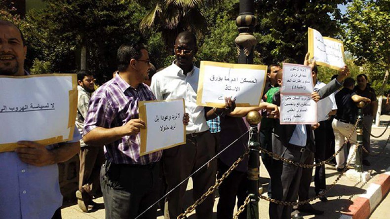 أساتذة جامعة الدكتور يحيى فارس بالمدية يحتجون