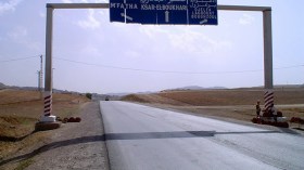المئات من عمال بلدية قصر البخاري يحتجون