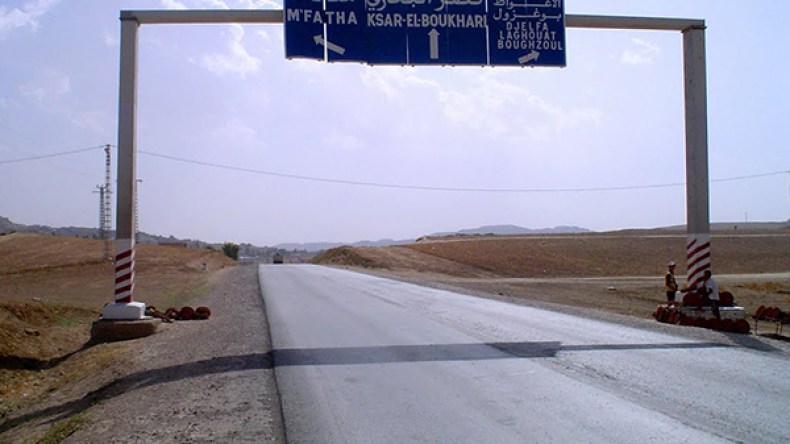 المئات من عمال بلدية قصر البخاري يحتجون