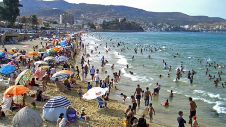 دخلاء على قطاع السياحة يبسطون نفوذهم على شواطئ زموري البحري