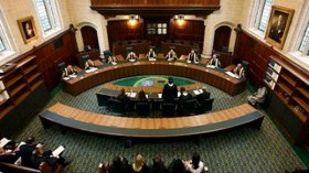 محكمة بريطانية تمنع أباً جزائريا من ختان أولاده