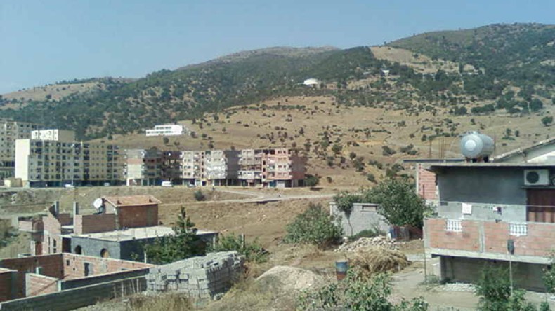 سكان دباغة ببني عمران يطالبون بفك العزلة وإصلاح الطريق