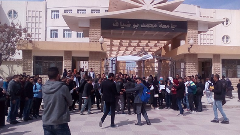 احتجاج عشرات الأساتذة والطلبة بقسم العلوم السياسية بالمسيلة