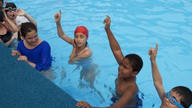 لا إعفاء للمسلمات من دروس السباحة المختطلة