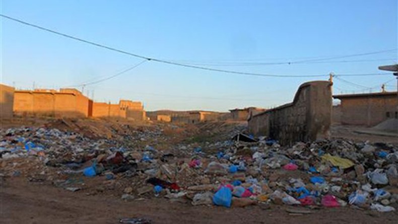 منازل مهجورة تحولت إلى مزابل بالحي العتيق بالمقرن في الوادي