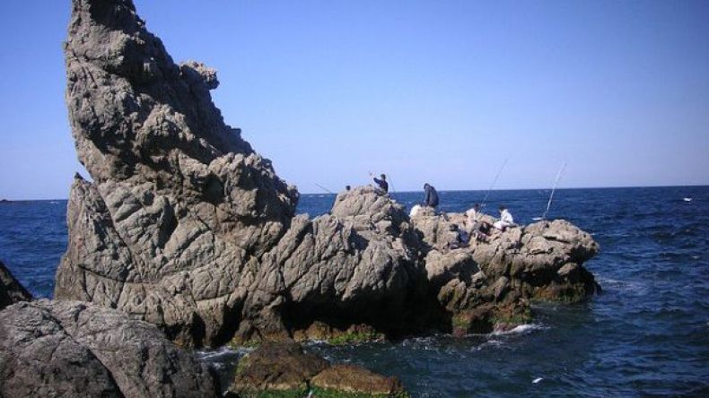 إنقاذ صياد علق بين الصخور بشاطئ في عين تموشنت