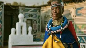 ثمانينية تحول بريشتها سيارات “بي إم دبليو” إلى لوحات فنية