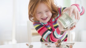 هكذا تعلمين طفلك منذ صغره قيمة المال؟!