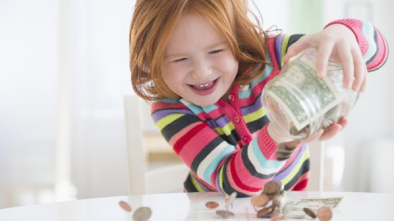 هكذا تعلمين طفلك منذ صغره قيمة المال؟!