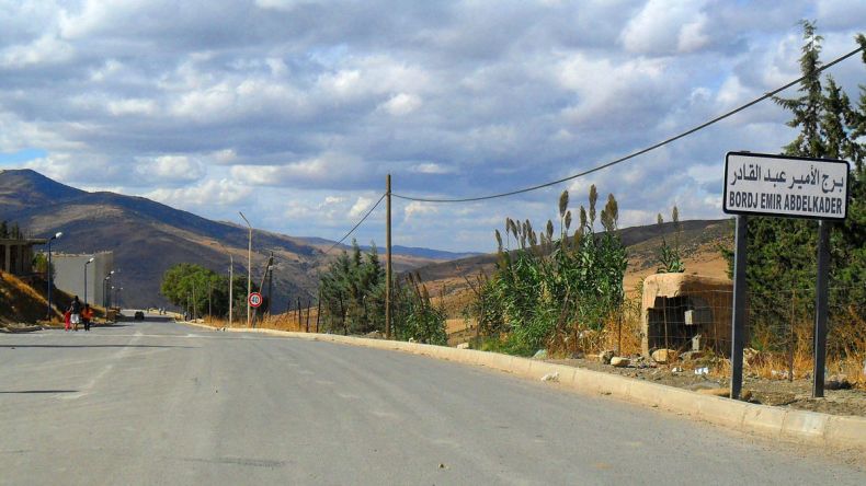 مسلح يثير الهلع  بإطلاقه النار أمام مسجد بتيسمسيلت