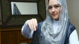 فتاة من أذربيجان تكتب القرآن على الحرير الشفّاف