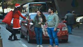 مصرية ترتدي زي بابا نويل وتوزع الورود والحلويات في الشوارع!