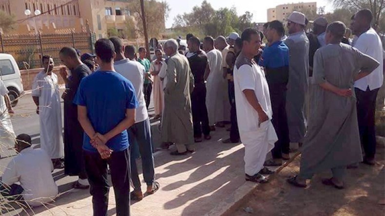 غاضبون يقطعون الطريق احتجاجا على فواتير الكهرباء بتندوف