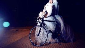 عروس تحتفل بزفافها بدون عريس في شوارع الإسماعيلية!