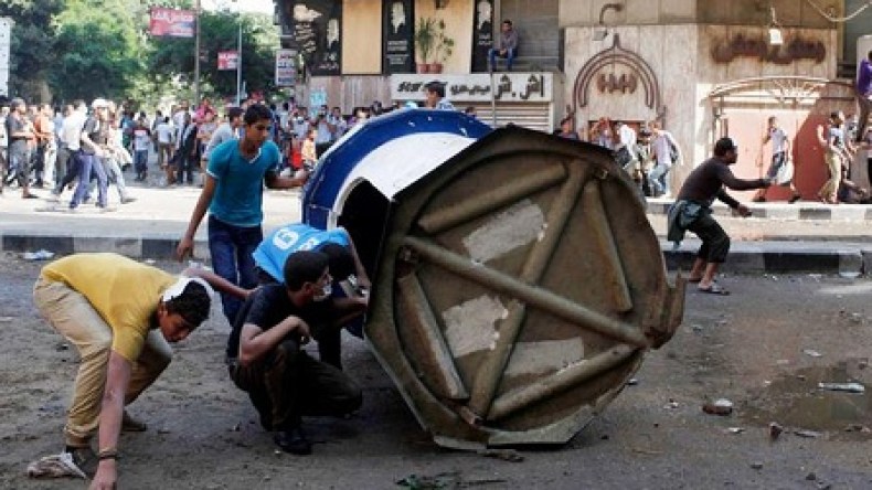 جرحى في اشتباكات بين متظاهرين وعناصر الأمن وسط القاهرة