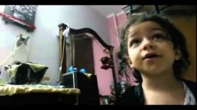 طفلة مصرية تحاول إقناع والدها أنها لا تضع الماكياج