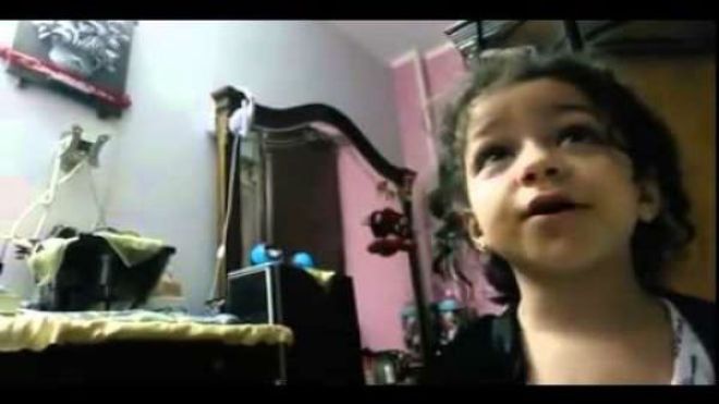 طفلة مصرية تحاول إقناع والدها أنها لا تضع الماكياج