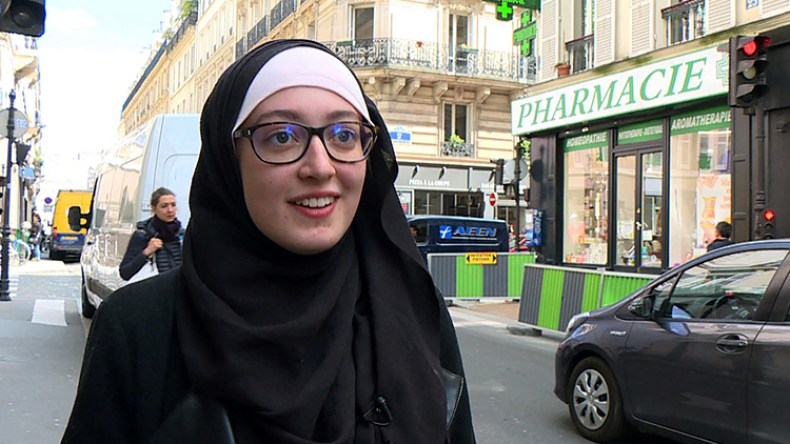 شارلي ايبدو تشبه فتاة مسلمة بـ “القردة”