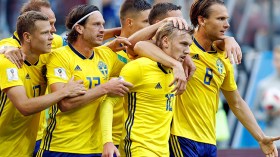 السويد تهزم سويسرا بهدف عكسي وتبلغ دور الثمانية