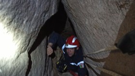 وفاة شابين داخل مغارة