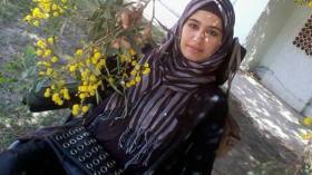 جلست على الكرسي مرغمة وتنتظر يدا تساعدها على الوقوف