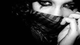 يصعب عليّ حال زوجي لكني أحترف الصمت؟