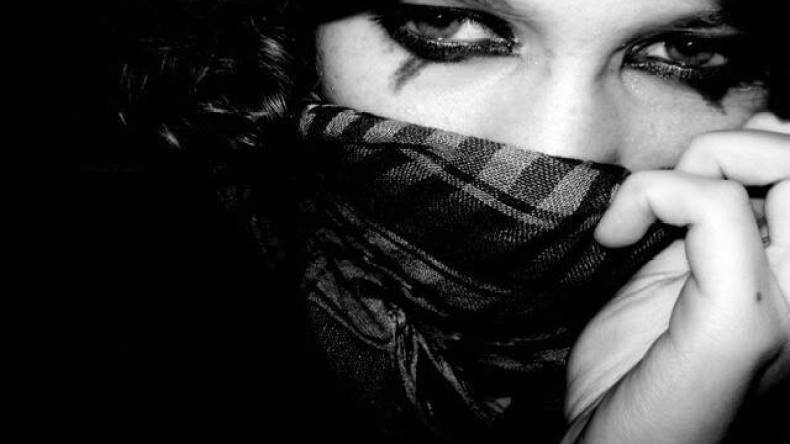 يصعب عليّ حال زوجي لكني أحترف الصمت؟