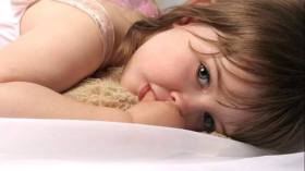 أبعدي طفلك عن مص إبهامه بإشباع حاجته للمص والغذاء من ثديك