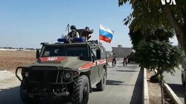Un véhicule de transport blindé russe est touché par une bombe en Syrie