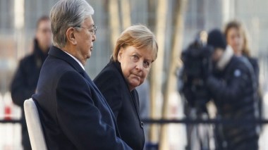 Angela Merkel de nouveau assise lors d’une cérémonie des hymnes