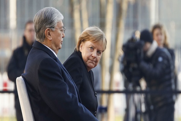 Angela Merkel de nouveau assise lors d’une cérémonie des hymnes