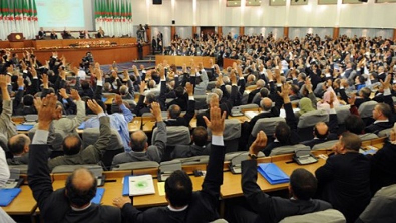 المصادقة على قانون المحروقات والتكتل الأخضر يمتنع عن التصويت