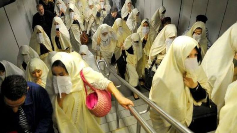 عشرات النساء في مسيرة بـ”الحايك” في العاصمة