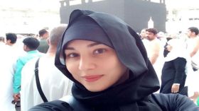 سلمى غزالي ترتدي الحجاب وتؤدي مناسك العمرة!