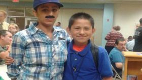 أم أمريكية تتنكّر في زي الرجال وتحضر حفلا مدرسيا!