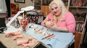 أمريكية تعامل الدمى كالأطفال وتحول منزلها إلى حضانة!